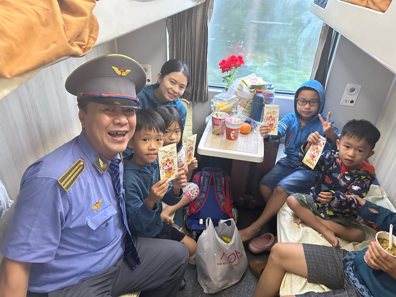 Hành khách tàu Sài Gòn bất ngờ được nhận lì xì đầu năm- Ảnh 4. Hành khách tàu Sài Gòn bất ngờ được nhận lì xì đầu năm- Ảnh 4.