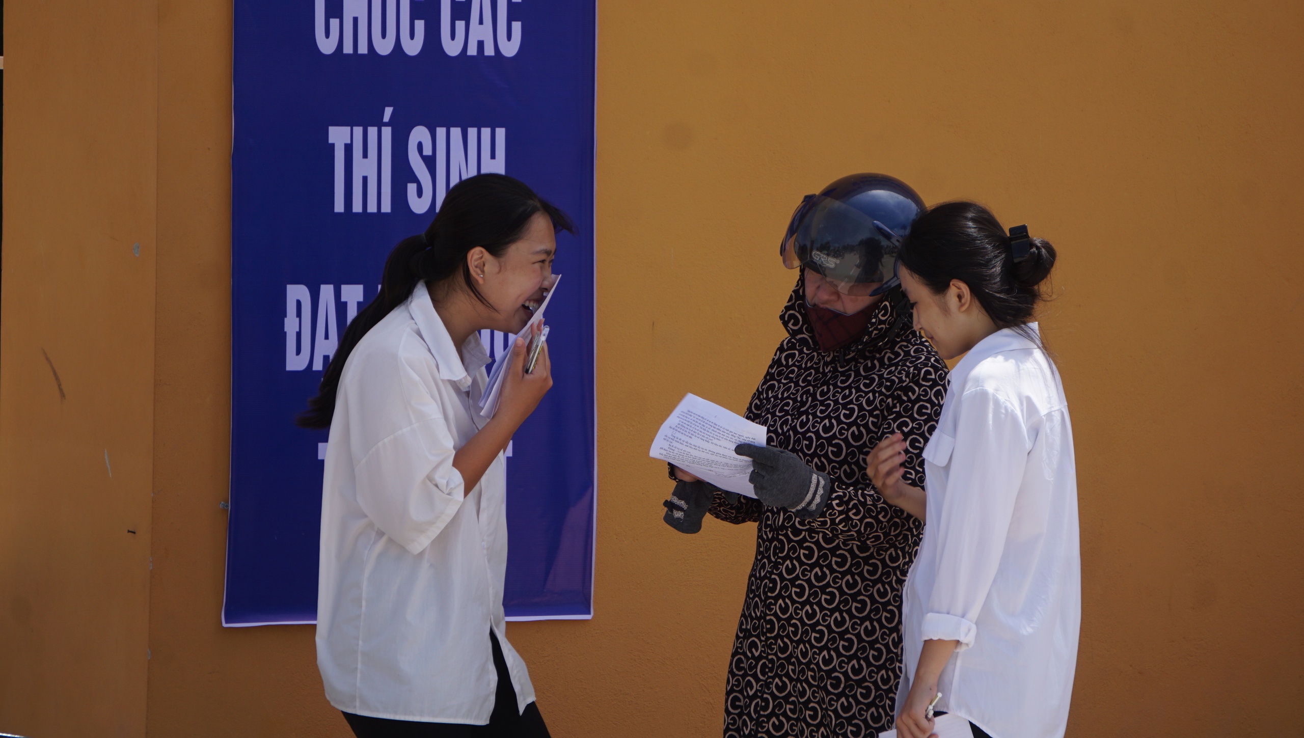 45.000 thí sinh Thanh Hóa thi vào lớp 10 trong cái nắng 38 độ C- Ảnh 4. 45.000 thí sinh Thanh Hóa thi vào lớp 10 trong cái nắng 38 độ C- Ảnh 4.