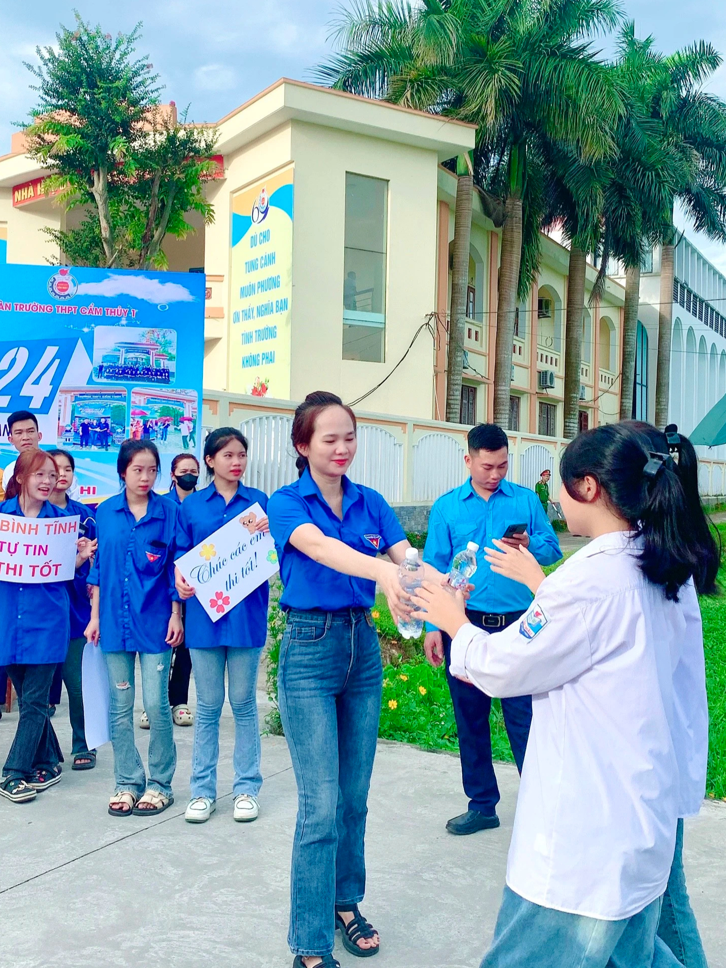 45.000 thí sinh Thanh Hóa thi vào lớp 10 trong cái nắng 38 độ C- Ảnh 6. 45.000 thí sinh Thanh Hóa thi vào lớp 10 trong cái nắng 38 độ C- Ảnh 6.