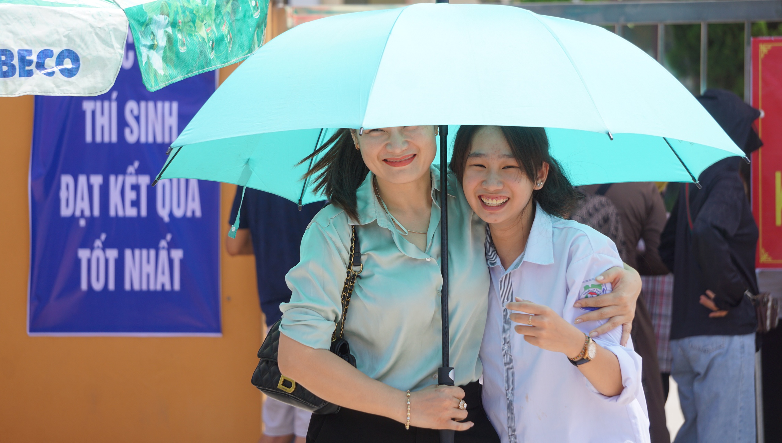 45.000 thí sinh Thanh Hóa thi vào lớp 10 trong cái nắng 38 độ C- Ảnh 5. 45.000 thí sinh Thanh Hóa thi vào lớp 10 trong cái nắng 38 độ C- Ảnh 5.