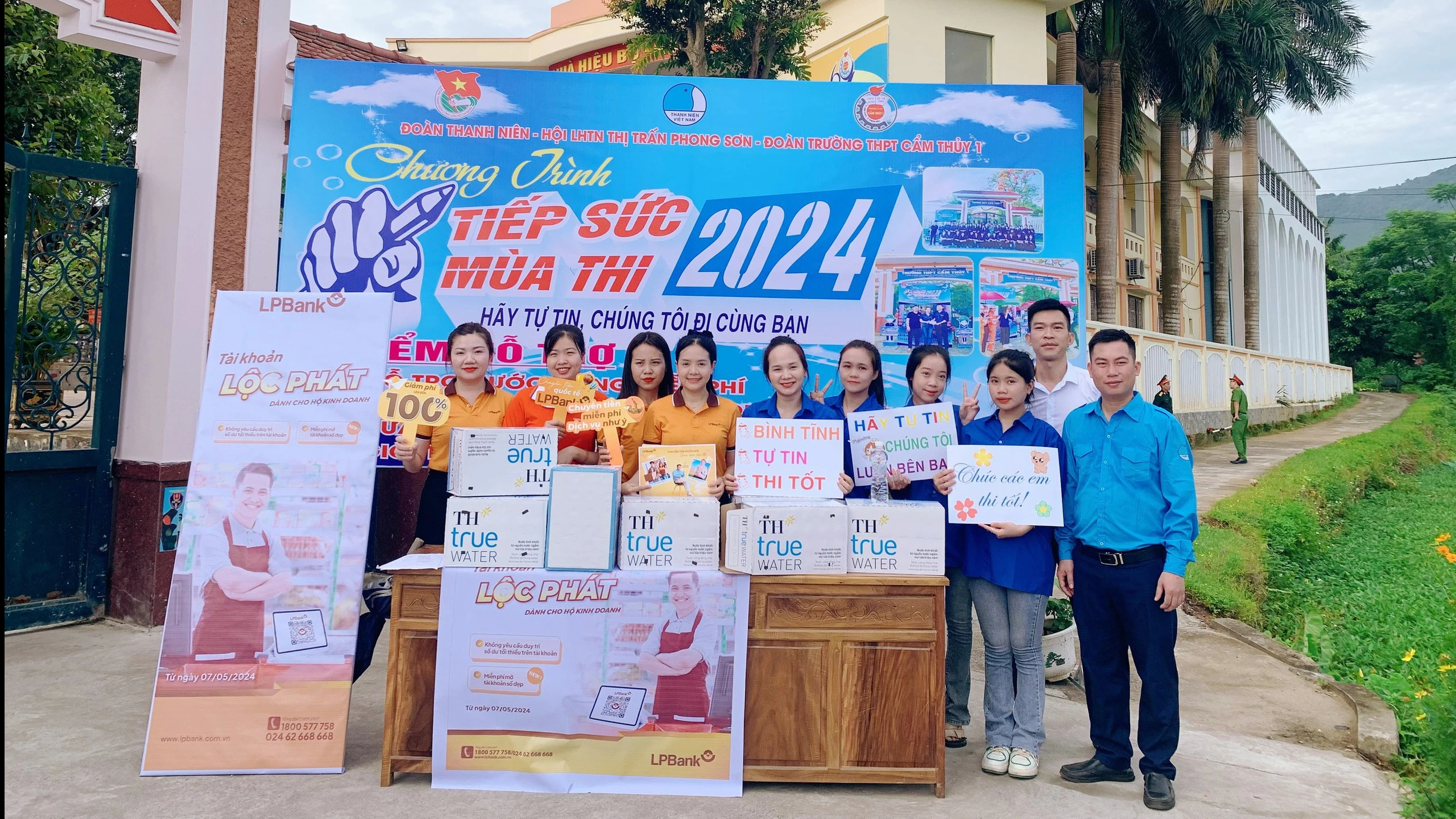 45.000 thí sinh Thanh Hóa thi vào lớp 10 trong cái nắng 38 độ C- Ảnh 8. 45.000 thí sinh Thanh Hóa thi vào lớp 10 trong cái nắng 38 độ C- Ảnh 8.