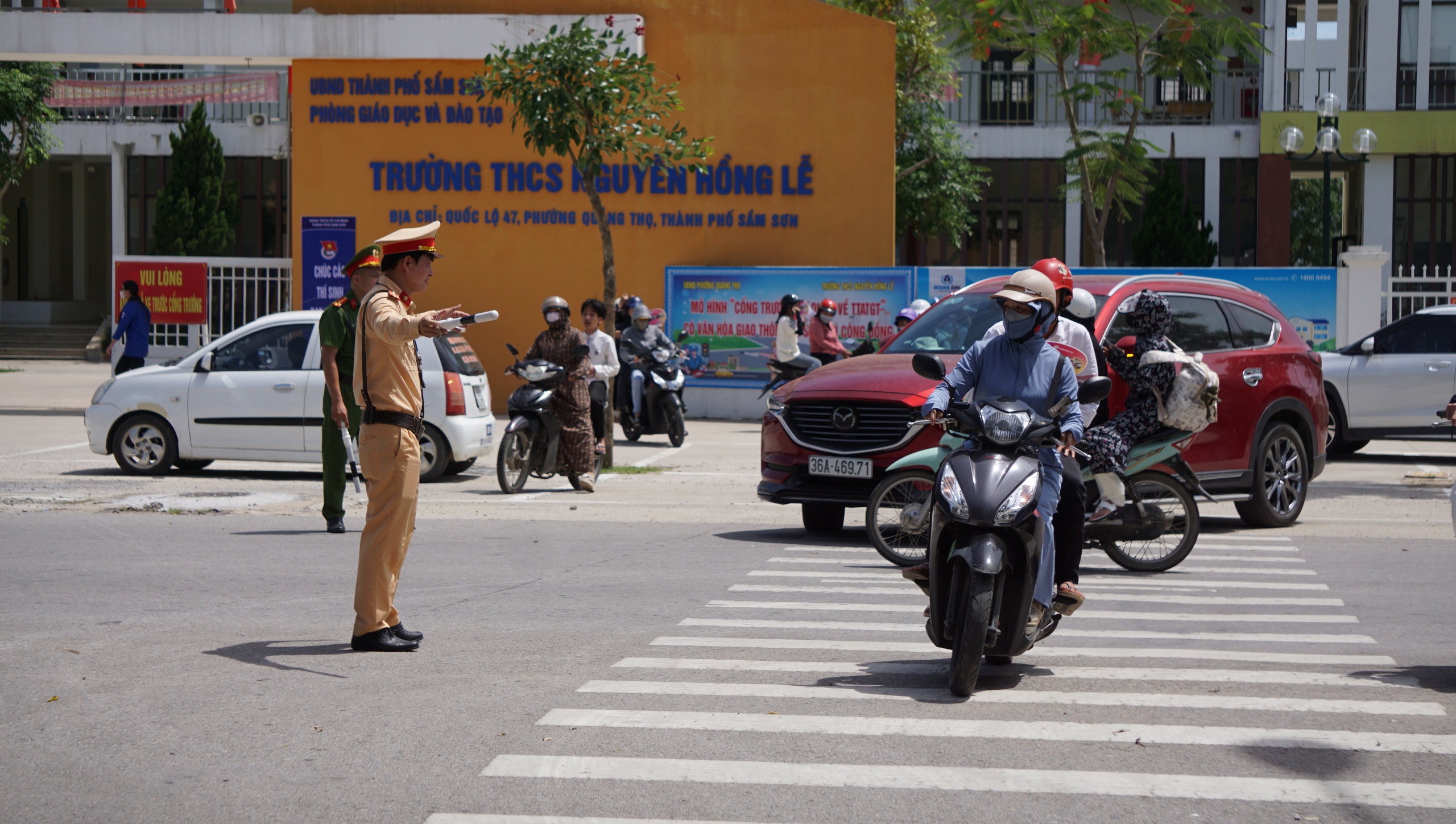 45.000 thí sinh Thanh Hóa thi vào lớp 10 trong cái nắng 38 độ C- Ảnh 9. 45.000 thí sinh Thanh Hóa thi vào lớp 10 trong cái nắng 38 độ C- Ảnh 9.