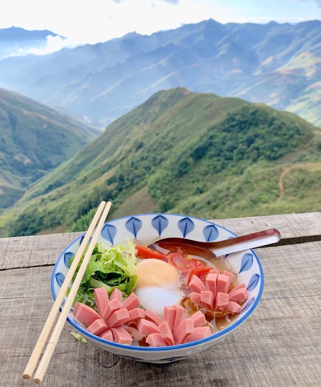 Dân tình đổ xô đi ăn mì 'view triệu đô' trên khắp Việt Nam- Ảnh 5. Dân tình đổ xô đi ăn mì 'view triệu đô' trên khắp Việt Nam- Ảnh 5.