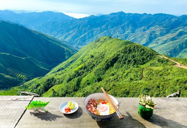 Dân tình đổ xô đi ăn mì 'view triệu đô' trên khắp Việt Nam- Ảnh 6. Dân tình đổ xô đi ăn mì 'view triệu đô' trên khắp Việt Nam- Ảnh 6.