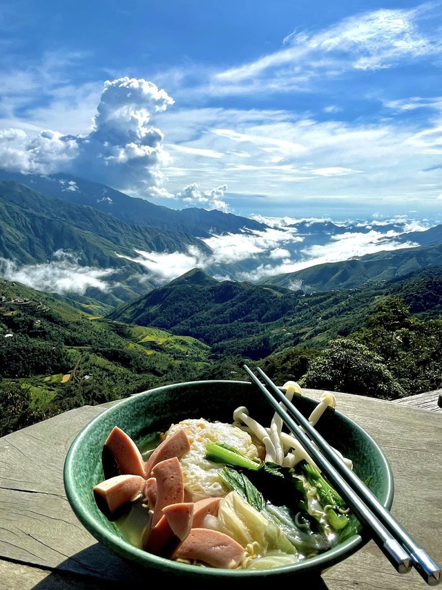 Dân tình đổ xô đi ăn mì 'view triệu đô' trên khắp Việt Nam- Ảnh 7. Dân tình đổ xô đi ăn mì 'view triệu đô' trên khắp Việt Nam- Ảnh 7.