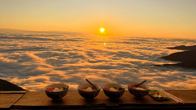 Dân tình đổ xô đi ăn mì 'view triệu đô' trên khắp Việt Nam- Ảnh 8. Dân tình đổ xô đi ăn mì 'view triệu đô' trên khắp Việt Nam- Ảnh 8.