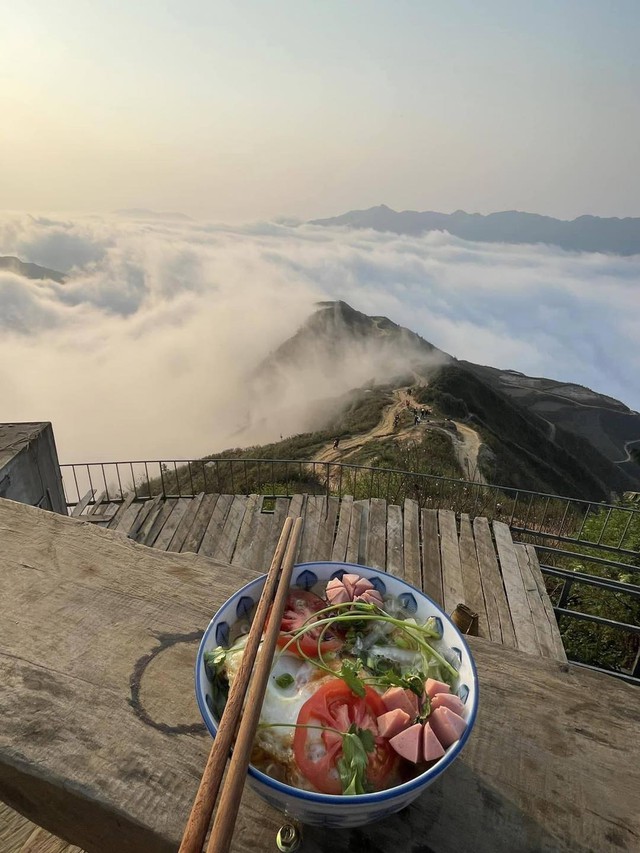 Dân tình đổ xô đi ăn mì 'view triệu đô' trên khắp Việt Nam- Ảnh 16. Dân tình đổ xô đi ăn mì 'view triệu đô' trên khắp Việt Nam- Ảnh 16.