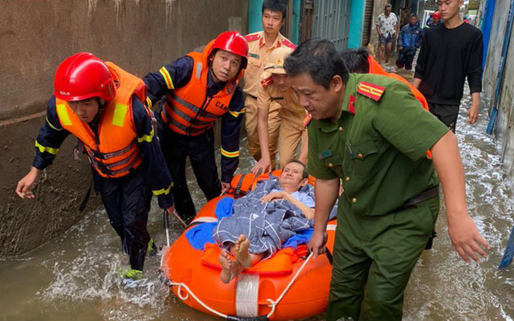 Cảnh sát giao thông hỗ trợ thanh niên bị đuổi xuống xe dọc đường do hết tiền- Ảnh 2. Cảnh sát giao thông giúp nhiều người dân vượt lũ đi cấp cứu