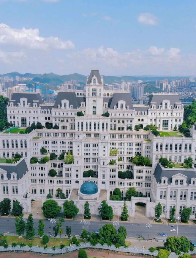 Ngôi nhà có 800 phòng, đi vài ngày không tham quan hết trong truyện là có thật: Giá 9.500 tỷ, danh tính chủ nhân mới gây tò mò nhất - Ảnh 5. Ngôi nhà có 800 phòng, đi vài ngày không tham quan hết trong truyện là có thật: Giá 9.500 tỷ, danh tính chủ nhân mới gây tò mò nhất - Ảnh 5.