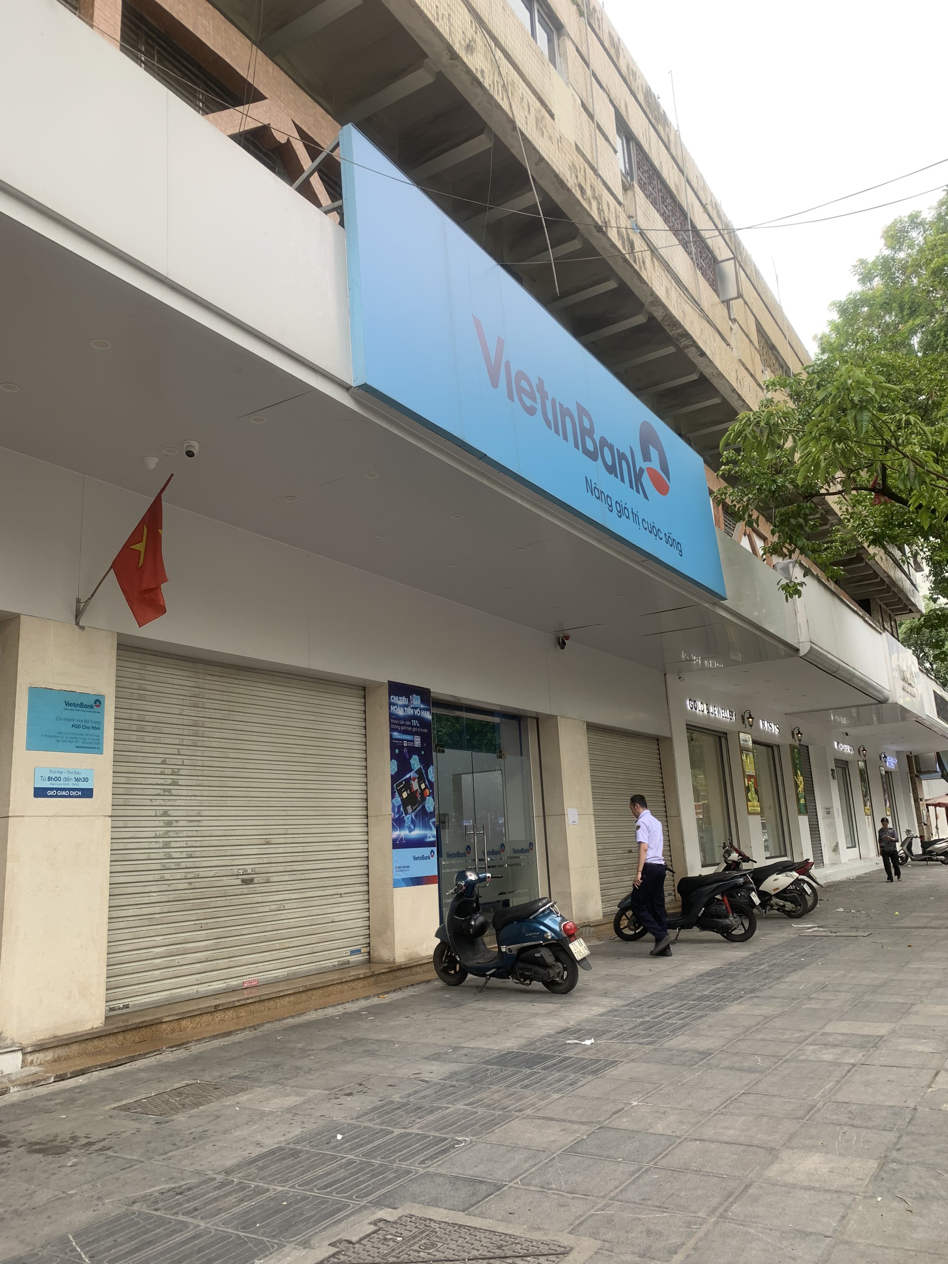 Đội nắng nóng chờ đợi, chen chúc xô đẩy, cãi cọ để mua vàng- Ảnh 2. Đội nắng nóng chờ đợi, chen chúc xô đẩy, cãi cọ để mua vàng- Ảnh 2.