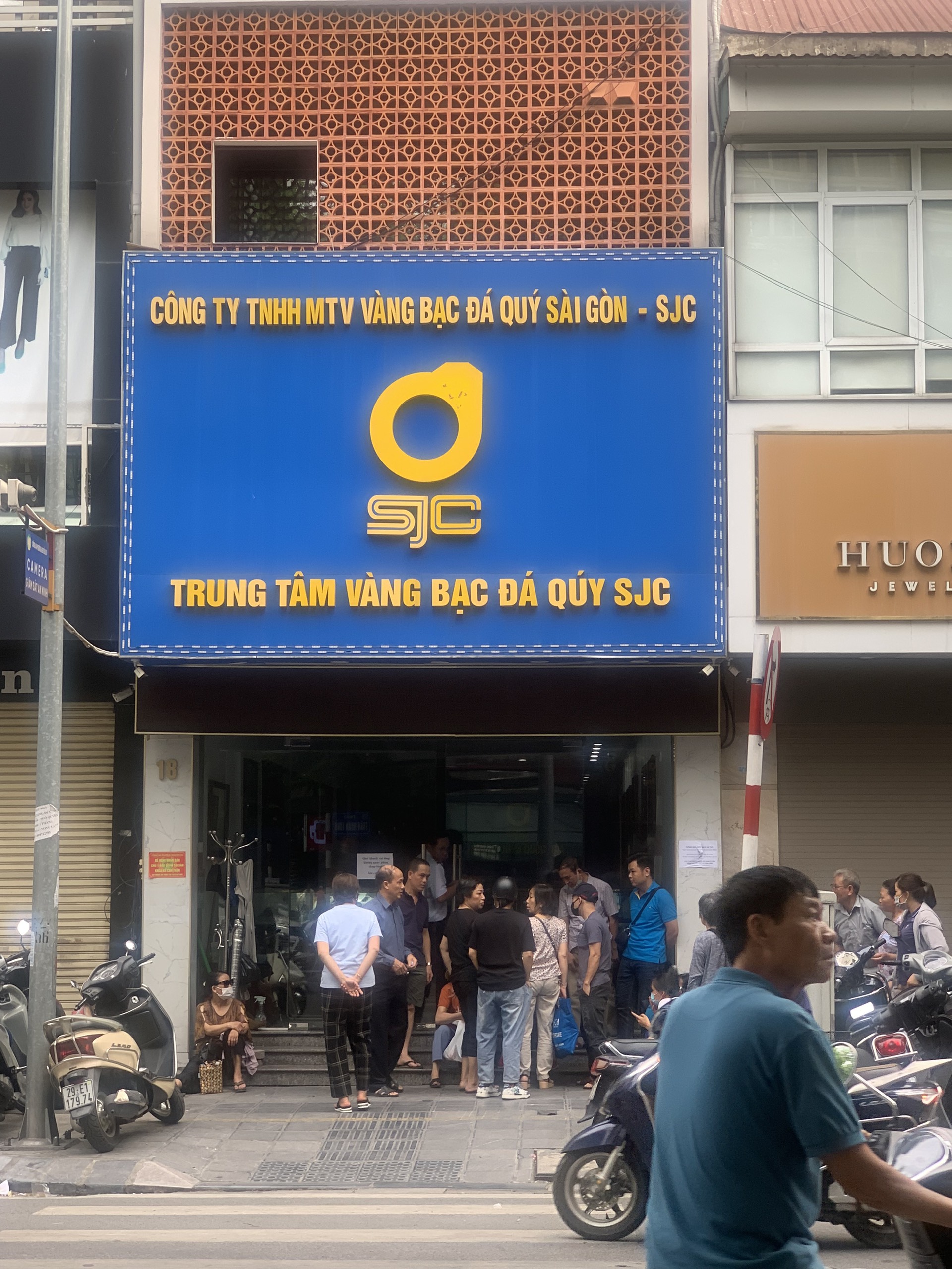 Đội nắng nóng chờ đợi, chen chúc xô đẩy, cãi cọ để mua vàng- Ảnh 4. Đội nắng nóng chờ đợi, chen chúc xô đẩy, cãi cọ để mua vàng- Ảnh 4.