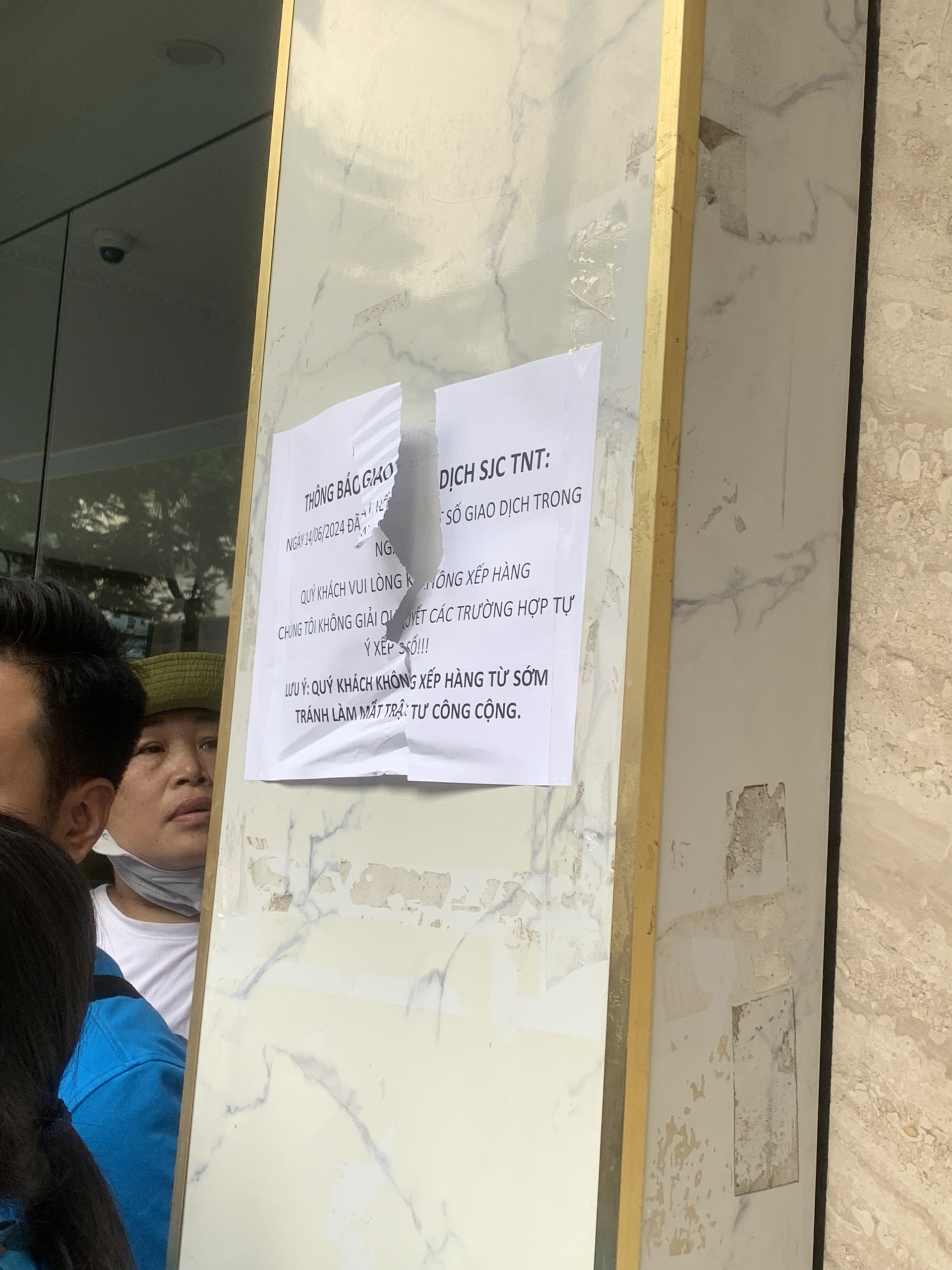 Đội nắng nóng chờ đợi, chen chúc xô đẩy, cãi cọ để mua vàng- Ảnh 5. Đội nắng nóng chờ đợi, chen chúc xô đẩy, cãi cọ để mua vàng- Ảnh 5.