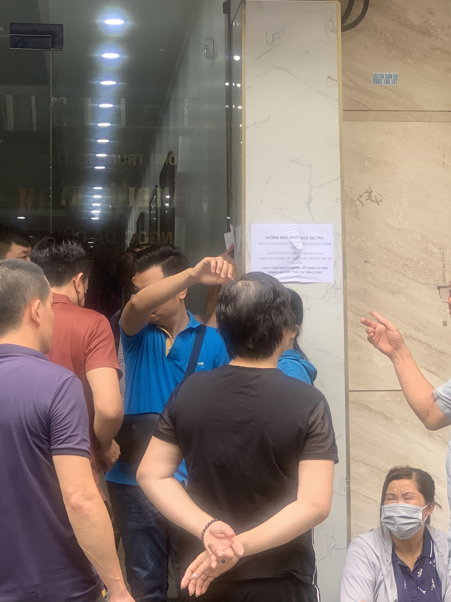 Đội nắng nóng chờ đợi, chen chúc xô đẩy, cãi cọ để mua vàng- Ảnh 7. Đội nắng nóng chờ đợi, chen chúc xô đẩy, cãi cọ để mua vàng- Ảnh 7.