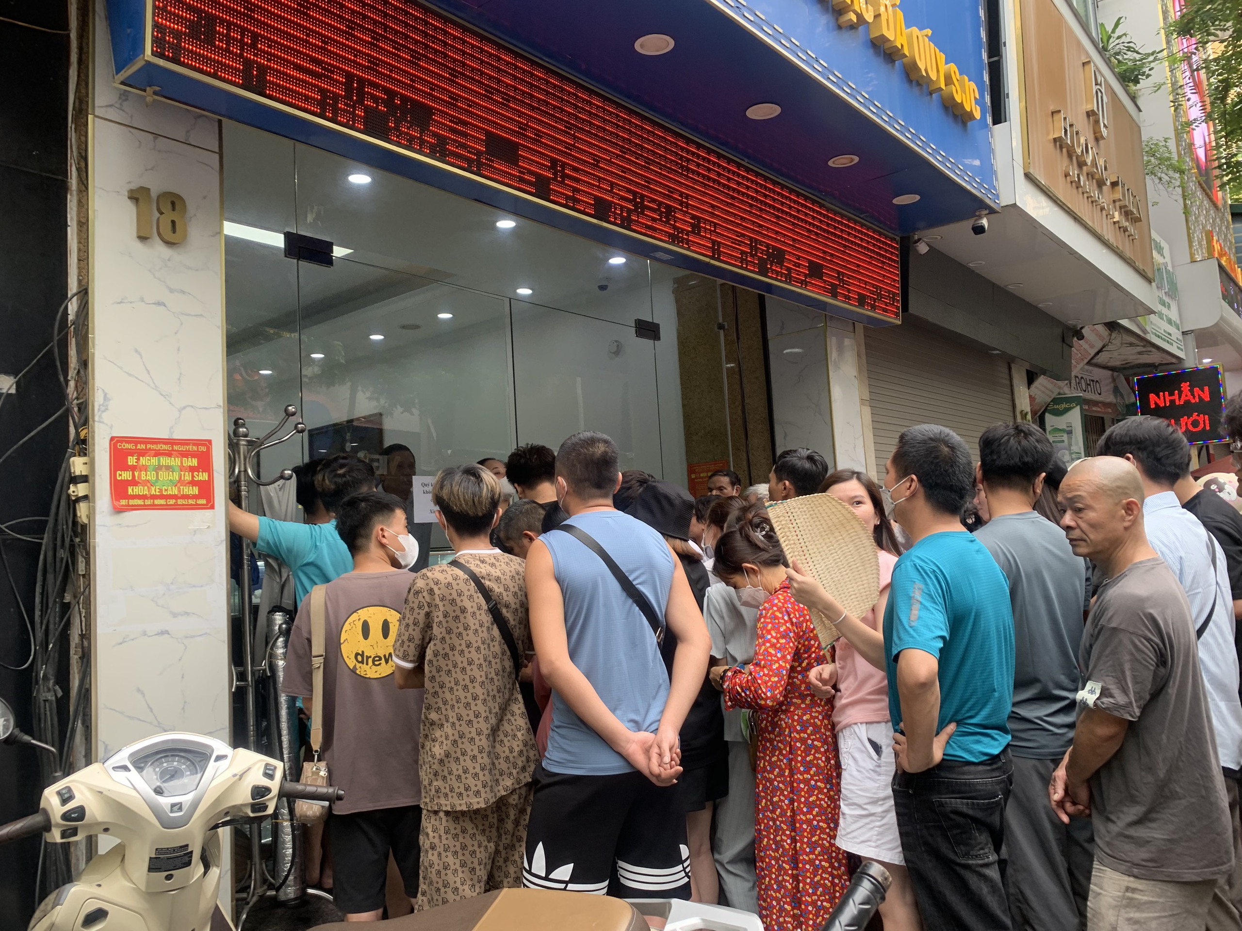 Đội nắng nóng chờ đợi, chen chúc xô đẩy, cãi cọ để mua vàng- Ảnh 8. Đội nắng nóng chờ đợi, chen chúc xô đẩy, cãi cọ để mua vàng- Ảnh 8.