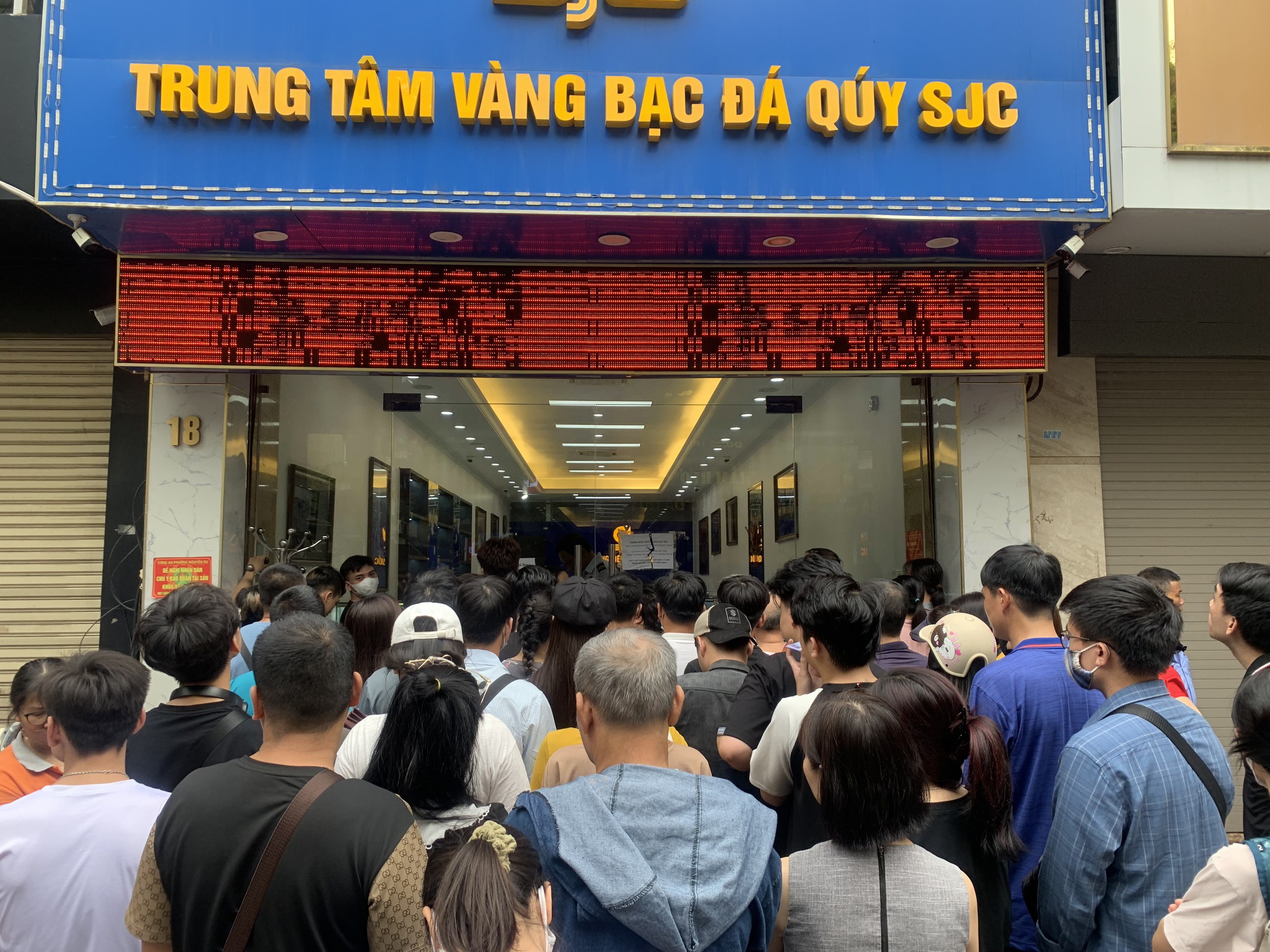 Đội nắng nóng chờ đợi, chen chúc xô đẩy, cãi cọ để mua vàng- Ảnh 10. Đội nắng nóng chờ đợi, chen chúc xô đẩy, cãi cọ để mua vàng- Ảnh 10.