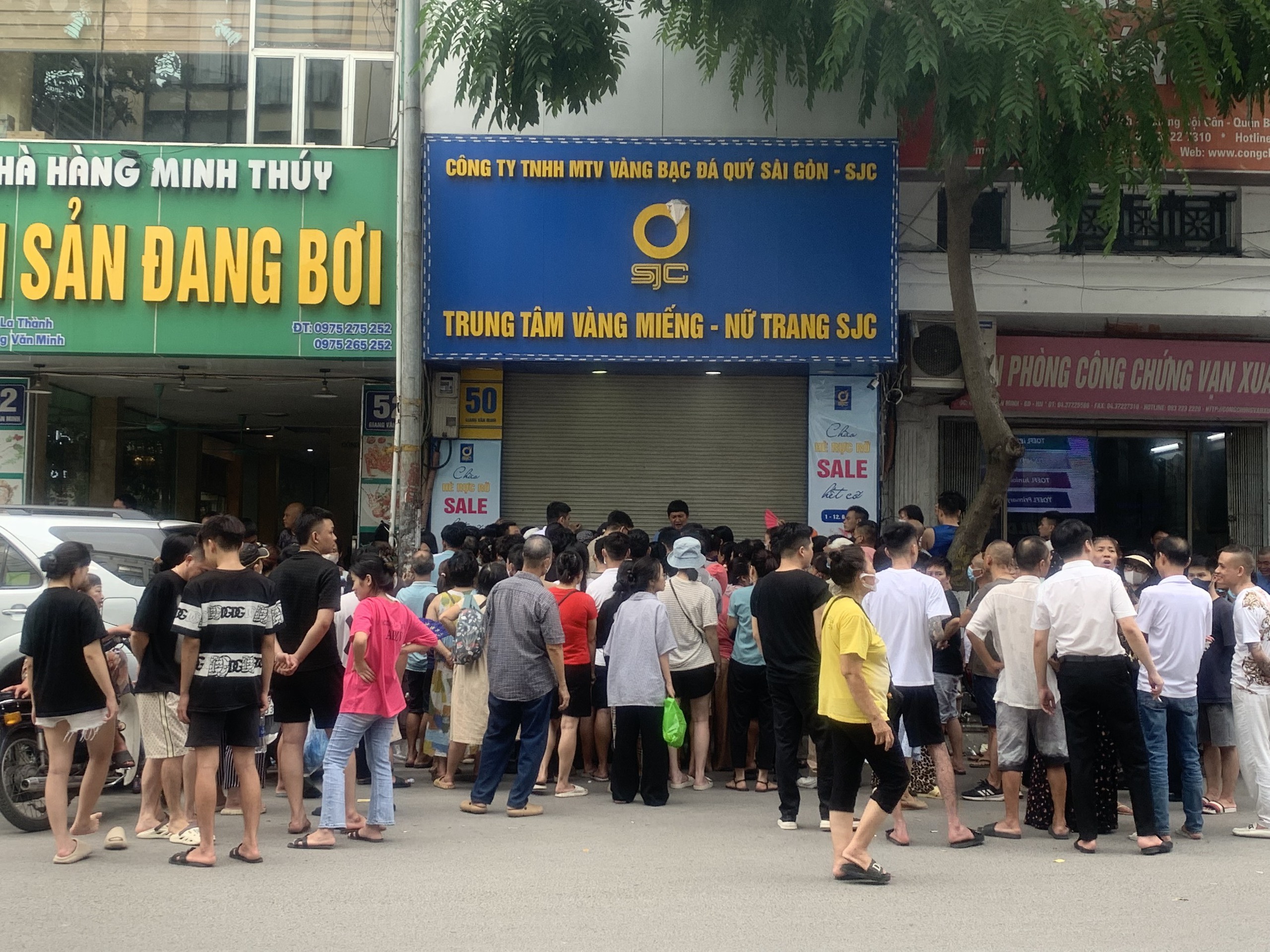 Đội nắng nóng chờ đợi, chen chúc xô đẩy, cãi cọ để mua vàng- Ảnh 12. Đội nắng nóng chờ đợi, chen chúc xô đẩy, cãi cọ để mua vàng- Ảnh 12.