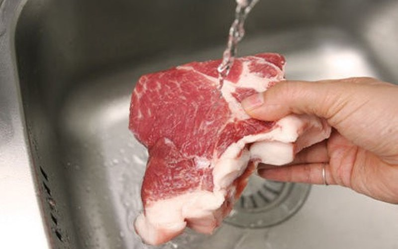 Cách làm món lòng lợn thuôn hành răm thơm ngon miễn chê không cần gia vị, mì chính - Ảnh 5. Rửa thịt trước khi nấu là một... sai lầm?