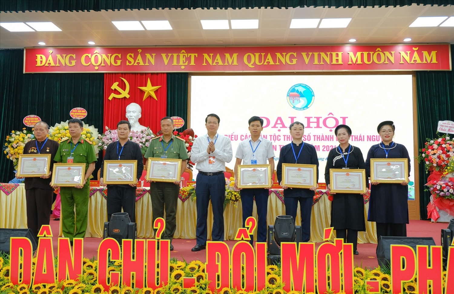 Bí thư Thành ủy Thái Nguyên Dương Văn Lượng trao Bằng khen của Chủ tịch UBND tỉnh cho đại diện các tập thể, cá nhân có thành tích xuất sắc trong công tác dân tộc giai đoạn 2019-2024 Bí thư Thành ủy Thái Nguyên Dương Văn Lượng trao Bằng khen của Chủ tịch UBND tỉnh cho đại diện các tập thể, cá nhân có thành tích xuất sắc trong công tác dân tộc giai đoạn 2019-2024