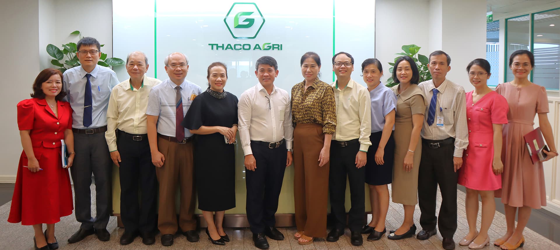 Đoàn Bệnh viện Đại học Y dược - Hoàng Anh Gia Lai chụp hình lưu niệm tại Văn phòng điều hành THACO AGRI Đoàn Bệnh viện Đại học Y dược - Hoàng Anh Gia Lai chụp hình lưu niệm tại Văn phòng điều hành THACO AGRI