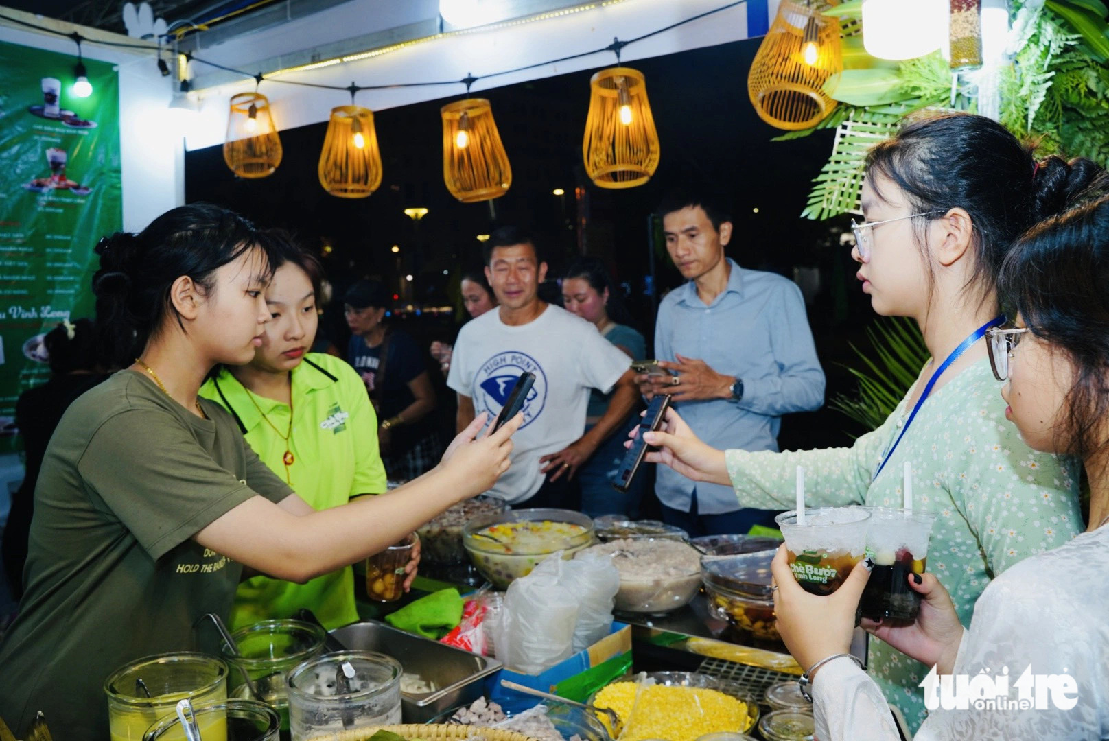 Du khách quốc tế thích thú đi 'chợ phiên không tiền mặt'- Ảnh 5. Người dân và du khách có thể tận hưởng các món bánh dân gian miền Tây như bánh bò thốt nốt, bánh lá mơ, bánh bò bông lan… Món mặn có gỏi cuốn, bánh xèo tôm thịt, xiên nướng, cơm cuộn, ốc các loại… Những người ưa thích các món tráng miệng sẽ có kem tươi, nước thốt nốt, chè mát lạnh… Song song đó, khách hàng còn có thể mua quần áo, trang sức… tại "chợ phiên" thu nhỏ, thanh toán không tiền mặt - Ảnh: THANH HIỆP
