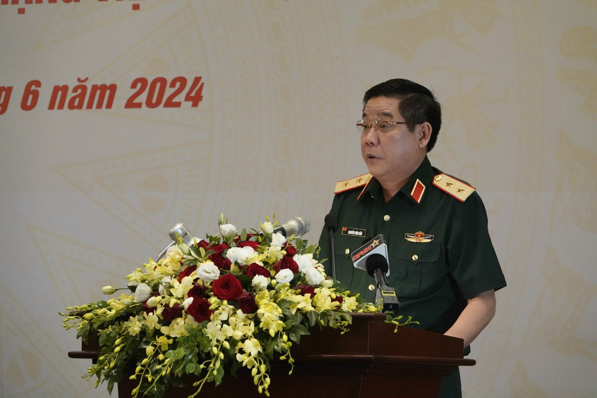 'Chiến sĩ ở chiến trường có vũ khí nóng, các phóng viên chỉ có máy ảnh, máy quay phim'- Ảnh 4. Trung tướng Nguyễn Văn Gấu - phó chủ nhiệm Tổng cục Chính trị Quân đội nhân dân Việt Nam - Ảnh: THỤY DU
