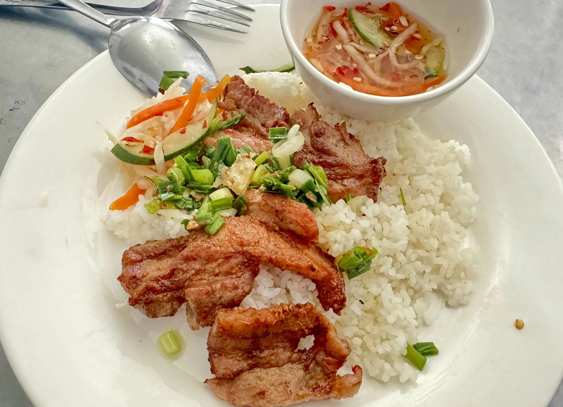 Cơm tấm Ba Lịa 'mắc nhất' Hóc Môn sau 2 tiếng đã ngưng nhận khách- Ảnh 3. Phần rẻ nhất là cơm tấm sườn với giá 60.000 đồng - Ảnh: HỒ LAM