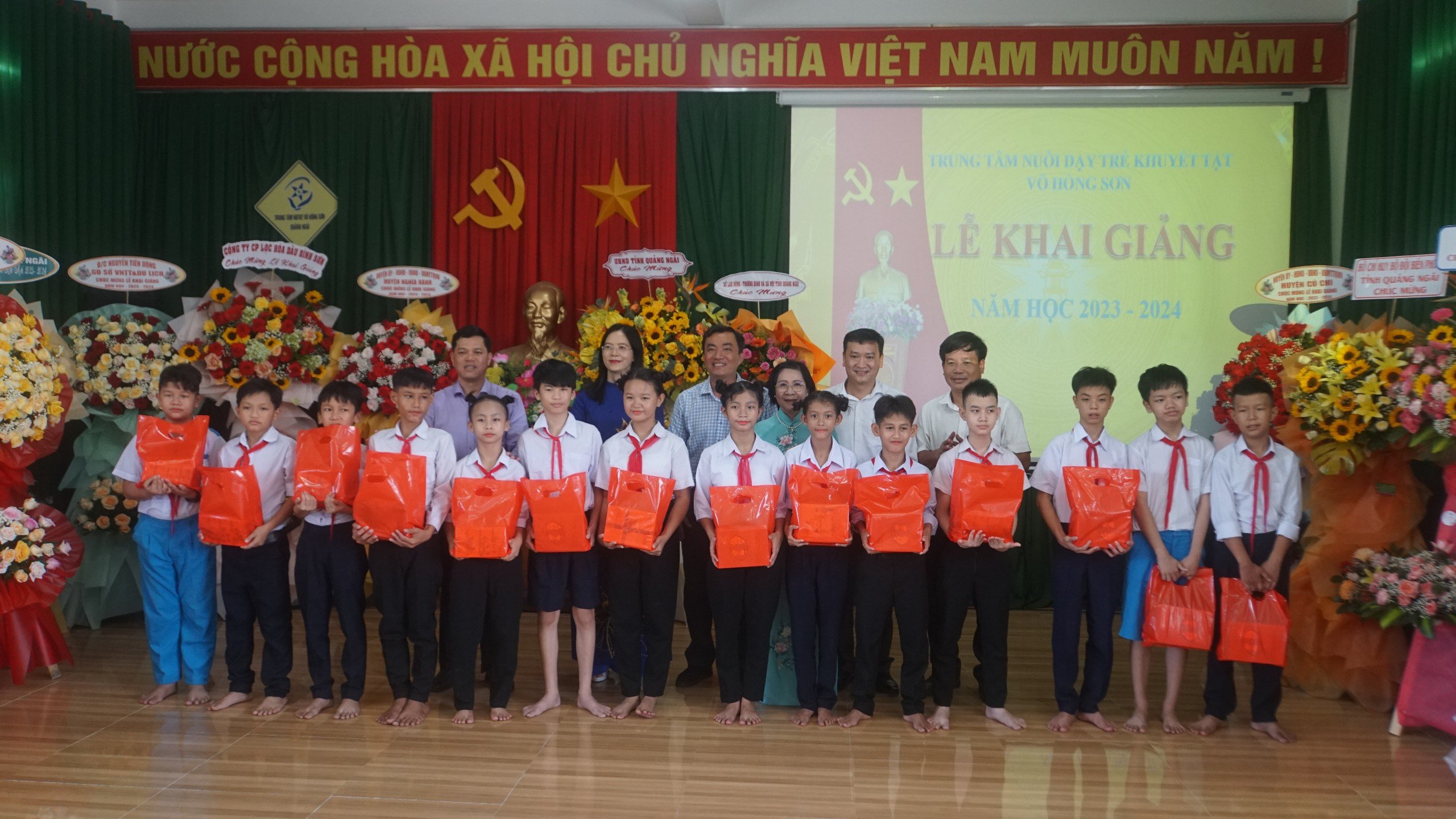 Có một ngôi trường đặc biệt mang tên Võ Hồng Sơn- Ảnh 2. Có một ngôi trường đặc biệt mang tên Võ Hồng Sơn- Ảnh 2.