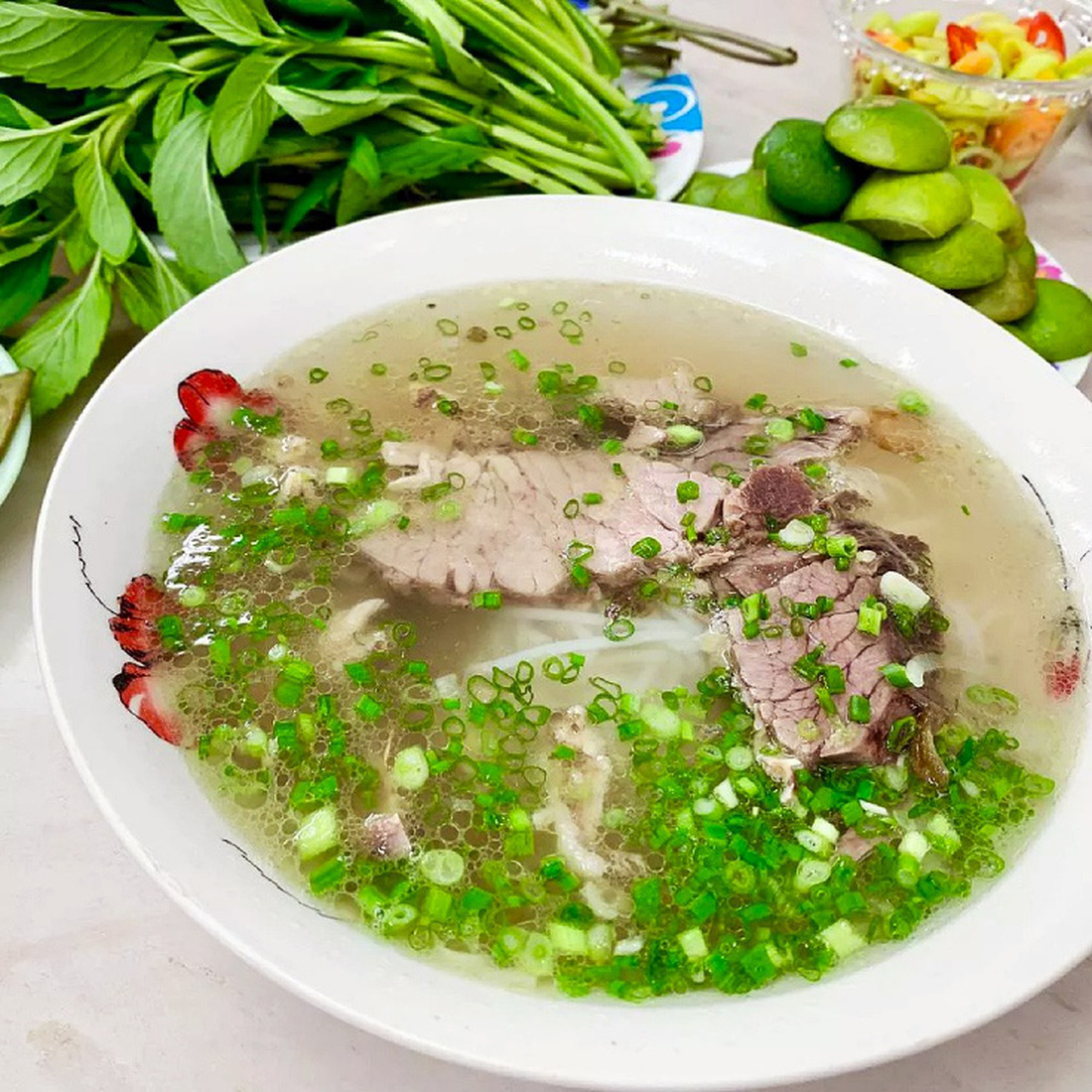 Ăn uống tinh tế ở Sài Gòn theo gu Chef Peter Cường Franklin- Ảnh 15. Phở - món ăn phải thử khi tới Sài Gòn - Ảnh: MICHELIN