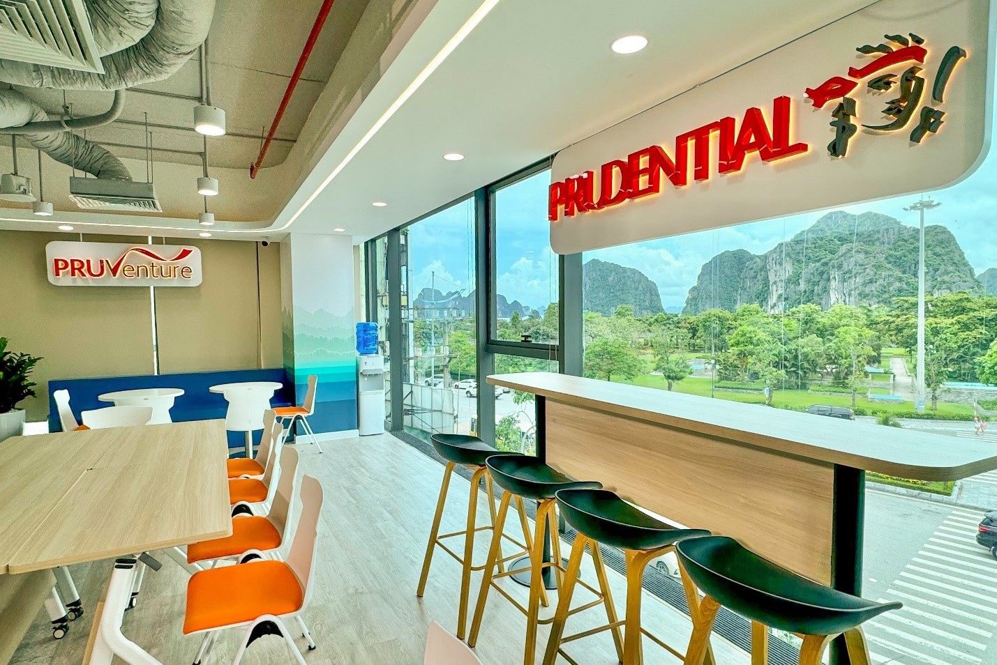 Khai trương văn phòng PRUVenture Quảng Ninh, Prudential khẳng định chiến lược đầu tư dài hạn vào con người- Ảnh 2. Khai trương văn phòng PRUVenture Quảng Ninh, Prudential khẳng định chiến lược đầu tư dài hạn vào con người- Ảnh 2.