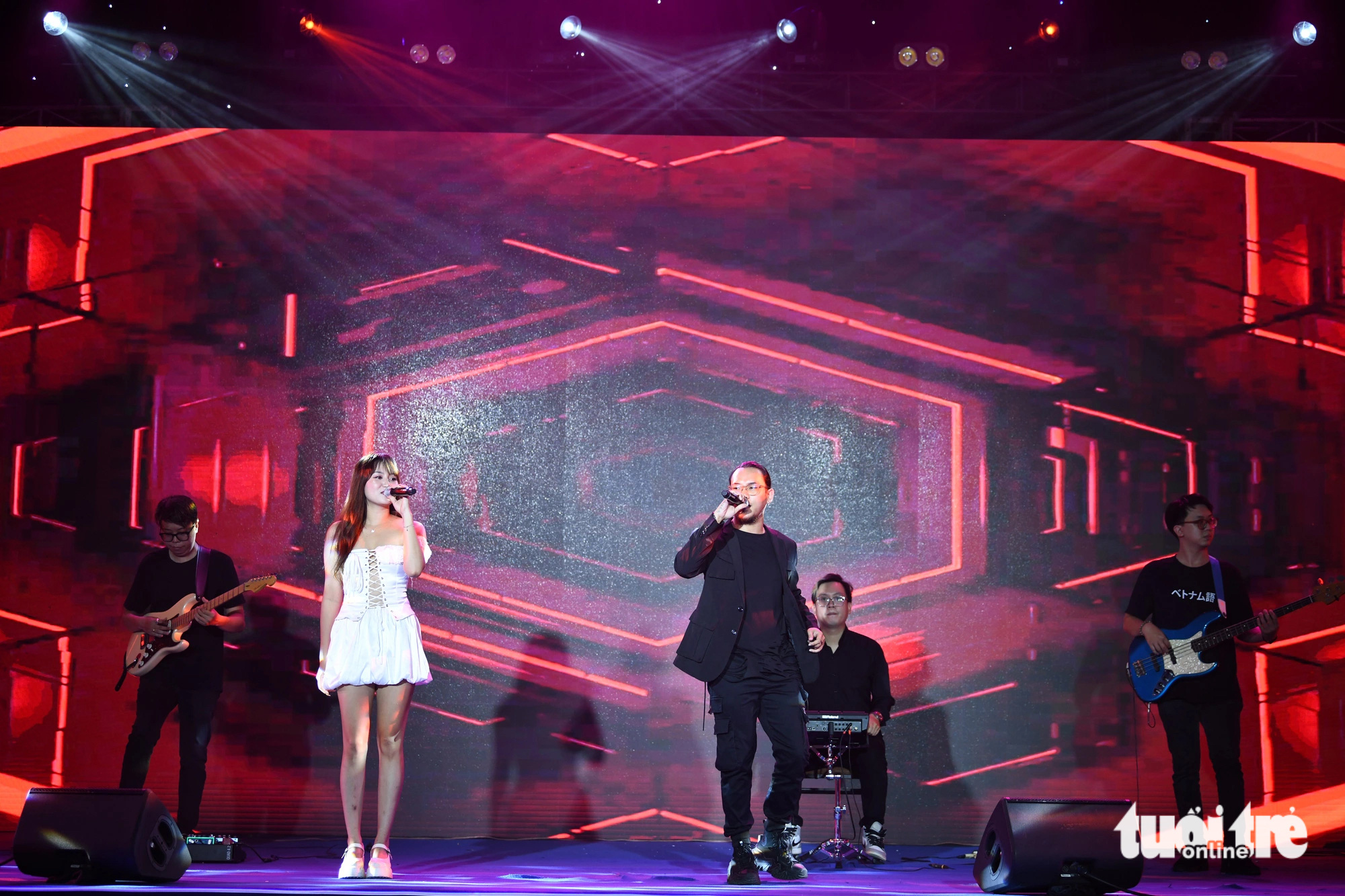 The Wings Band mang đến hàng loạt ca khúc sôi động - Ảnh: QUANG ĐỊNH The Wings Band mang đến hàng loạt ca khúc sôi động - Ảnh: QUANG ĐỊNH