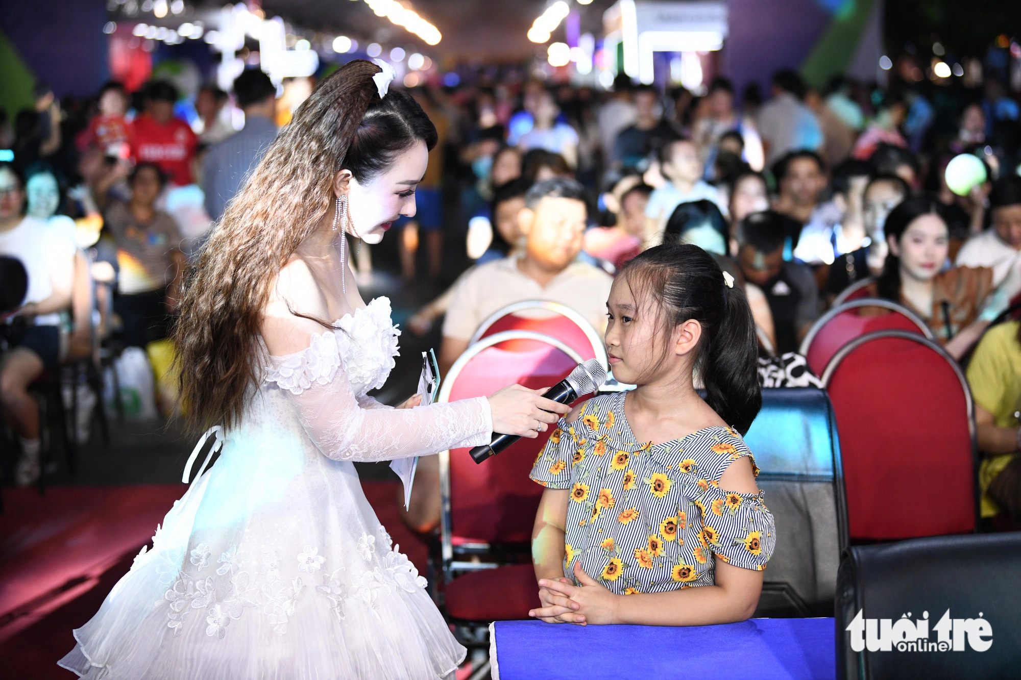 MC Tôn Vũ giao lưu với khán giả - Ảnh: QUANG ĐỊNH MC Tôn Vũ giao lưu với khán giả - Ảnh: QUANG ĐỊNH