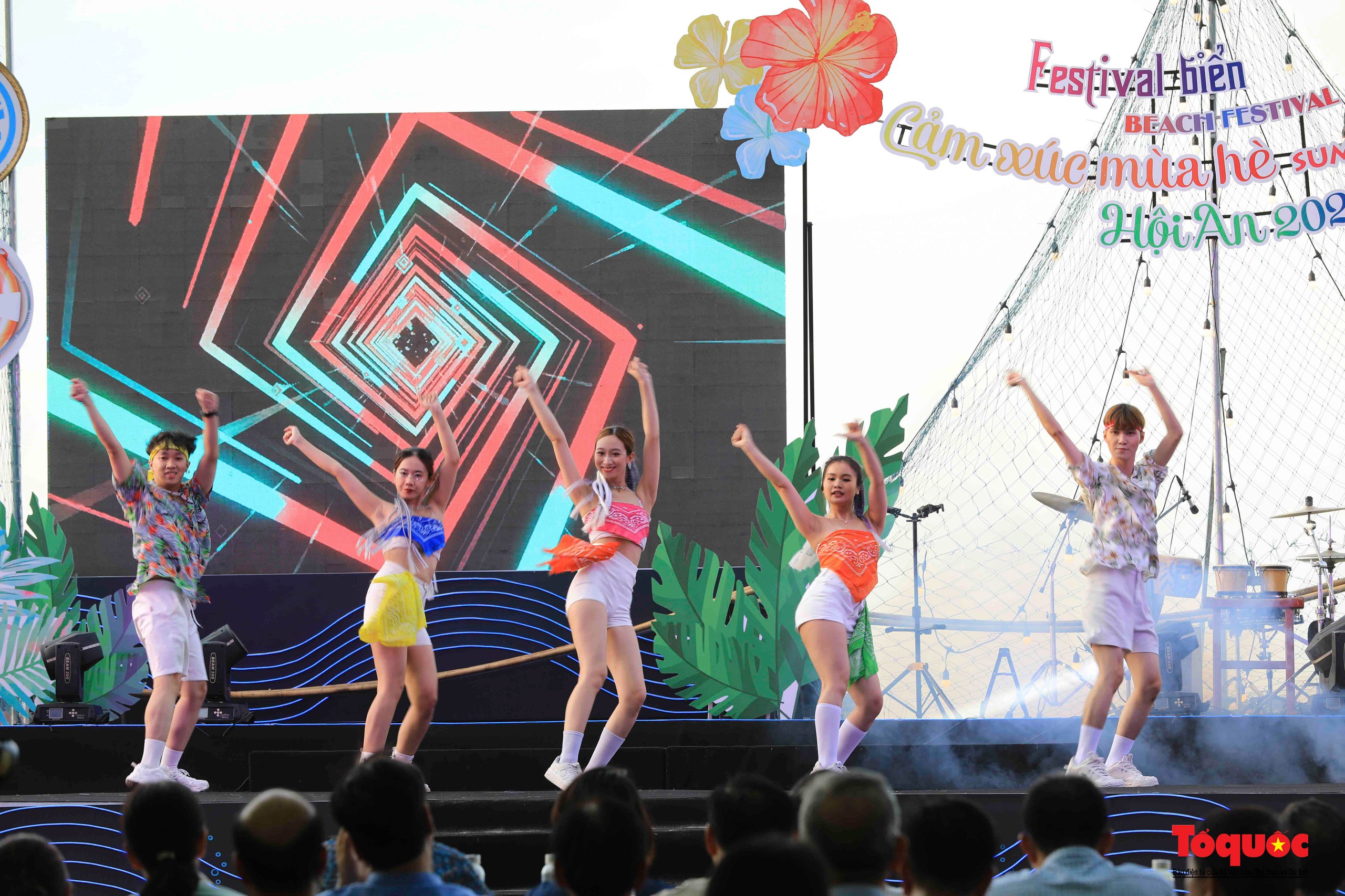 Khai mạc Festival biển “Hội An - Cảm xúc mùa hè” - Ảnh 8. Khai mạc Festival biển “Hội An - Cảm xúc mùa hè” - Ảnh 8.