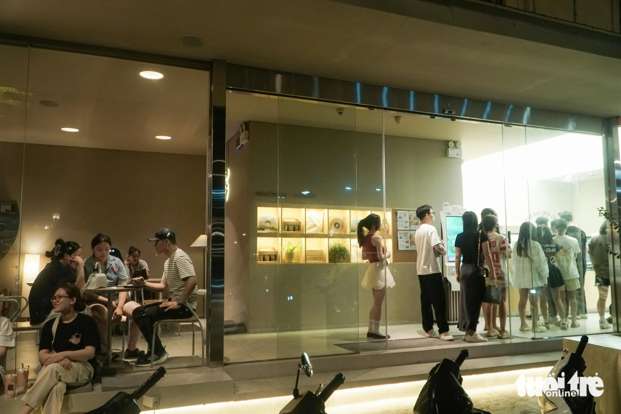 Người trẻ Hà Nội xếp hàng từ 4h sáng để uống cà phê, có người chuẩn bị từ 0h- Ảnh 6. Người trẻ Hà Nội xếp hàng từ 4h sáng để uống cà phê, có người chuẩn bị từ 0h- Ảnh 6.