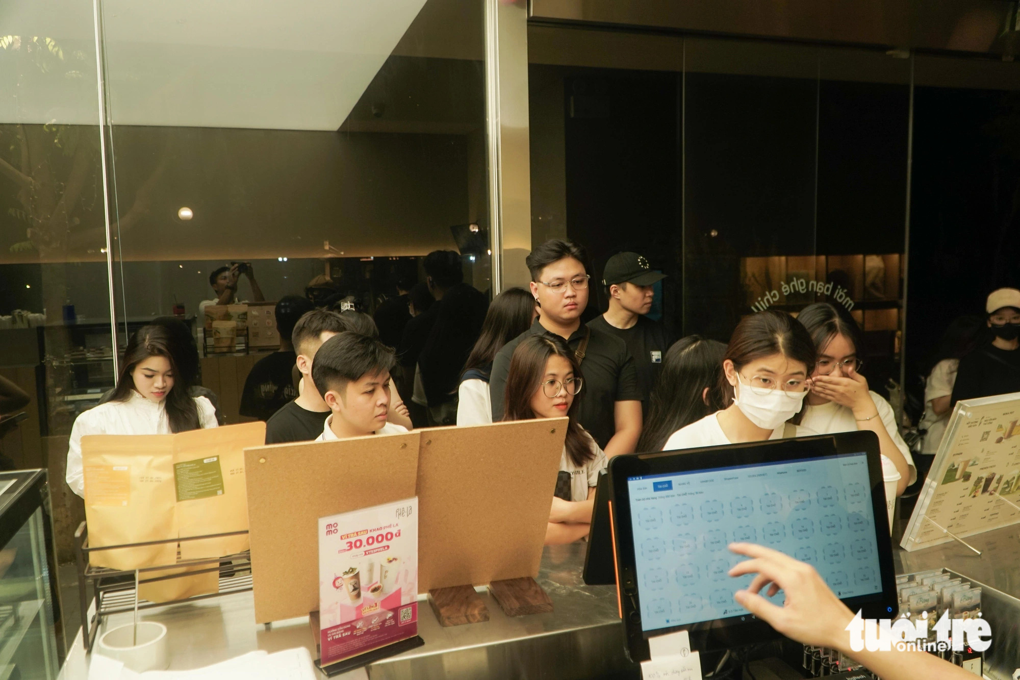 Người trẻ Hà Nội xếp hàng từ 4h sáng để uống cà phê, có người chuẩn bị từ 0h- Ảnh 7. Người trẻ Hà Nội xếp hàng từ 4h sáng để uống cà phê, có người chuẩn bị từ 0h- Ảnh 7.