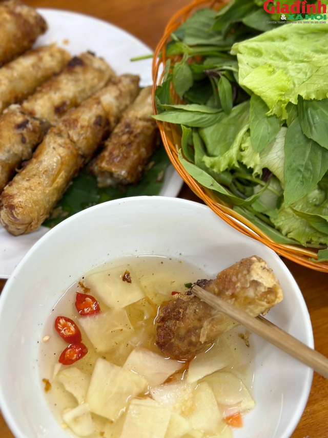 Ngày mưa mát trời, đừng quên foodtour Hà Nội với những món ăn ngon hấp dẫn- Ảnh 6. Ngày mưa mát trời, đừng quên foodtour Hà Nội với những món ăn ngon hấp dẫn- Ảnh 6.