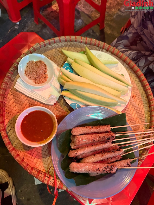 Ngày mưa mát trời, đừng quên foodtour Hà Nội với những món ăn ngon hấp dẫn- Ảnh 11. Ngày mưa mát trời, đừng quên foodtour Hà Nội với những món ăn ngon hấp dẫn- Ảnh 11.