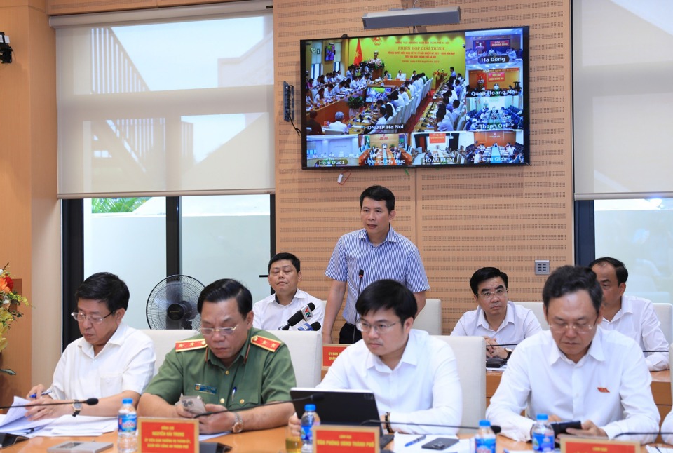 Chủ tịch UBND quận Hoàn Kiếm Phạm Tuấn Long trả lời tại phiên giải trình của Thường trực HĐND TP Hà Nội