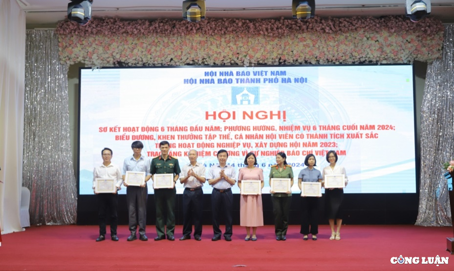 hoi nha bao thanh pho ha noi khen thuong cac hoi vien co thanh tich xuat sac hinh 2