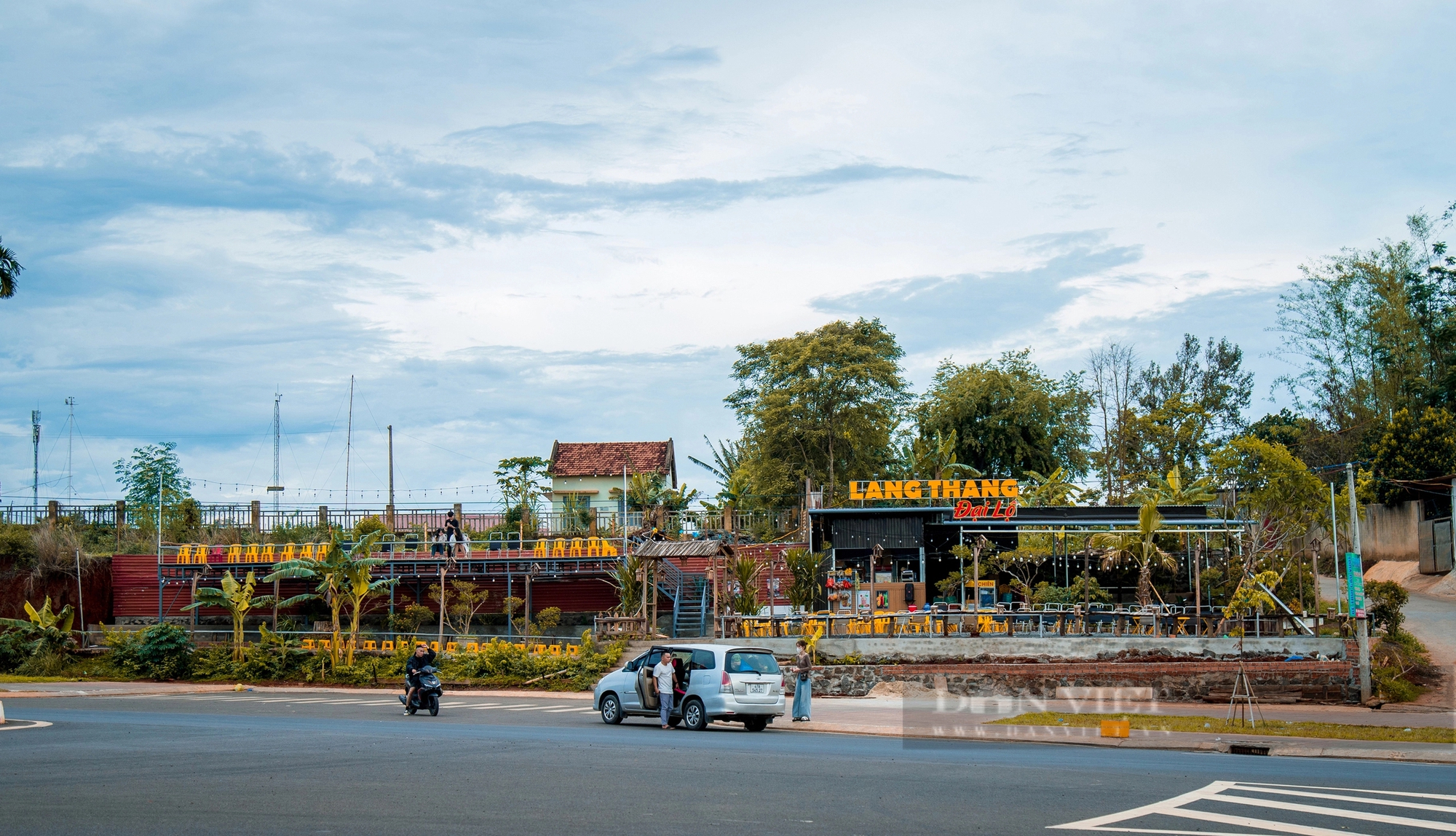 Hình ảnh nơi đông dân nhất thành phố Buôn Ma Thuột lúc hoàng hôn- Ảnh 9. Hình ảnh nơi đông dân nhất thành phố Buôn Ma Thuột lúc hoàng hôn- Ảnh 9.
