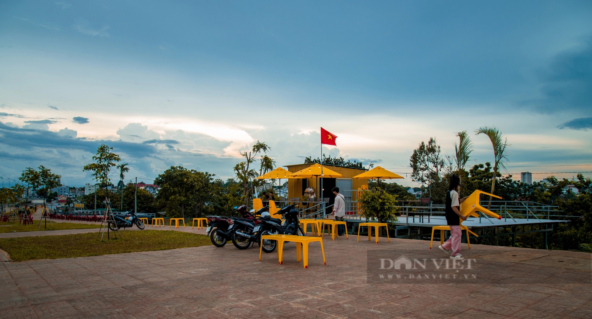 Hình ảnh nơi đông dân nhất thành phố Buôn Ma Thuột lúc hoàng hôn- Ảnh 12. Hình ảnh nơi đông dân nhất thành phố Buôn Ma Thuột lúc hoàng hôn- Ảnh 12.