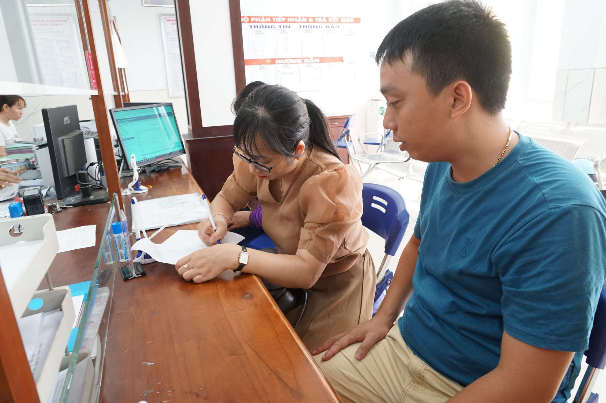 Những người dưng tốt bụng bên cạnh 5 mẹ con Vợ chồng anh Việt tự nguyện làm chứng để làm giấy khai sinh cho các cháu bé - Ảnh: ĐOÀN CƯỜNG