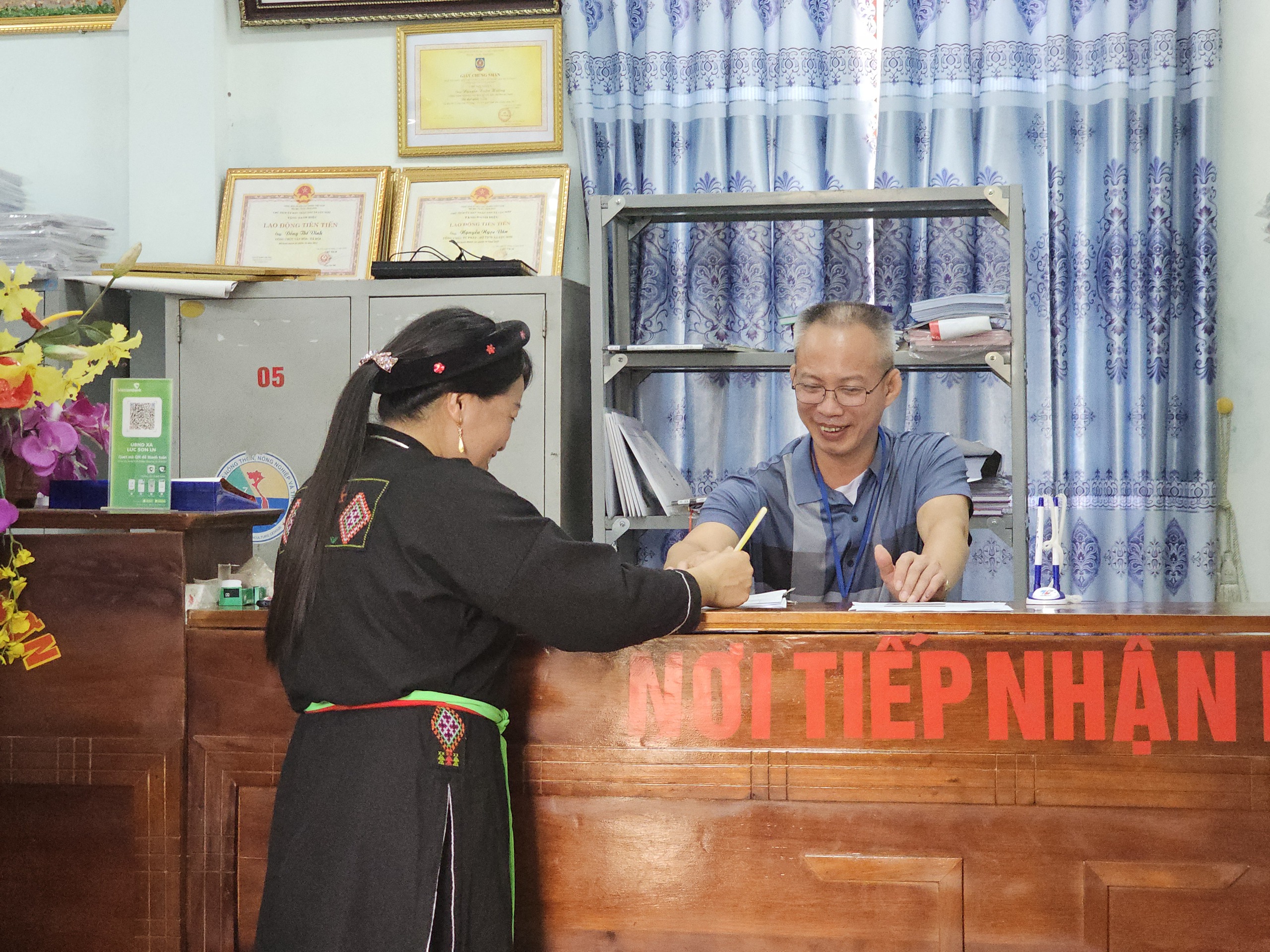Người phụ nữ Cao Lan biến đất đồi thành tiền - Ảnh 3. Người phụ nữ Cao Lan biến đất đồi thành tiền - Ảnh 3.