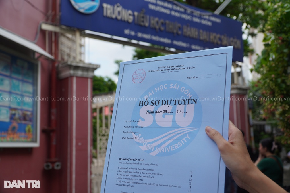 Kẻ khóc, người cười vụ xếp hàng xuyên đêm mua hồ sơ vào lớp 1 ở TPHCM - 5 Kẻ khóc, người cười vụ xếp hàng xuyên đêm mua hồ sơ vào lớp 1 ở TPHCM - 5