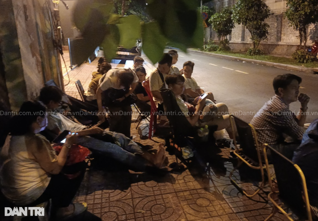 Kẻ khóc, người cười vụ xếp hàng xuyên đêm mua hồ sơ vào lớp 1 ở TPHCM - 9 Kẻ khóc, người cười vụ xếp hàng xuyên đêm mua hồ sơ vào lớp 1 ở TPHCM - 9