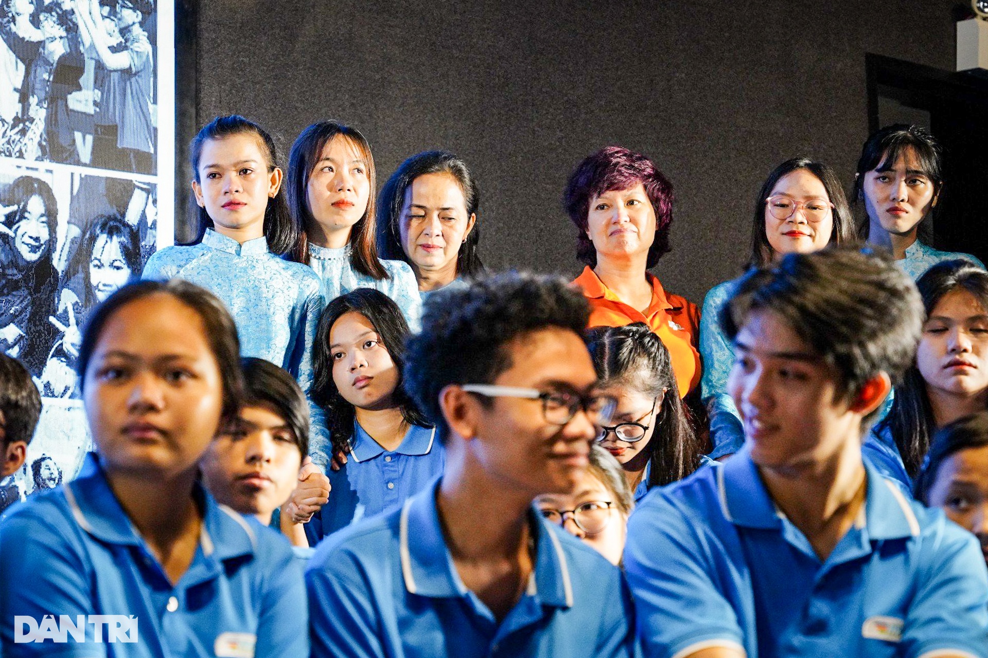 Giọt nước mắt trong ngày đặc biệt của học sinh mồ côi vì Covid-19 - 6 Giọt nước mắt trong ngày đặc biệt của học sinh mồ côi vì Covid-19 - 6