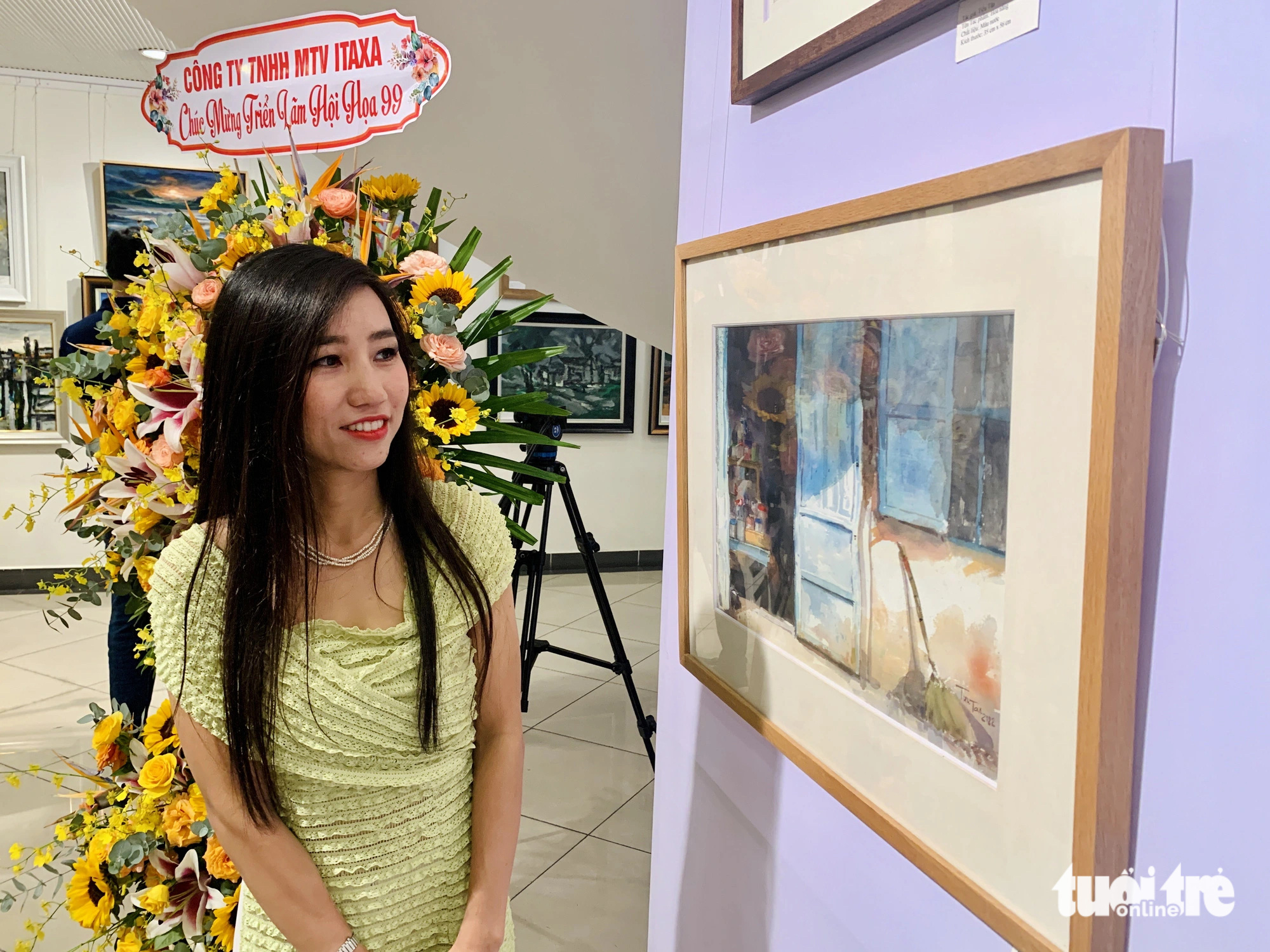 Nhà báo Tiểu Tân mang đến 20 tranh lụa và màu nước chủ đề phong cảnh, tĩnh vật, chân dung… đến triển lãm - Ảnh: HOÀI PHƯƠNG Nhà báo Tiểu Tân mang đến 20 tranh lụa và màu nước chủ đề phong cảnh, tĩnh vật, chân dung… đến triển lãm - Ảnh: HOÀI PHƯƠNG