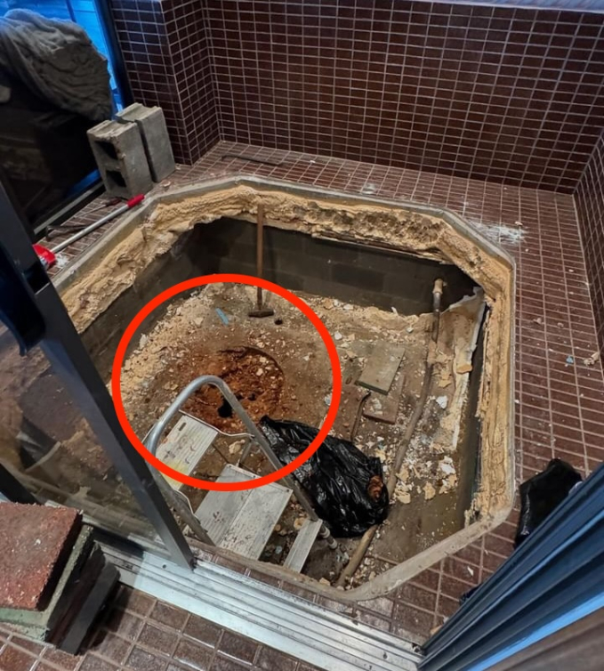 Đang cải tạo nhà, cặp vợ chồng phát hiện bí mật rùng rợn bao nằm ngay dưới chân, video 'thám hiểm' hút hàng triệu view - Ảnh 2. Đang cải tạo nhà, cặp vợ chồng phát hiện bí mật rùng rợn bao nằm ngay dưới chân, video 'thám hiểm' hút hàng triệu view - Ảnh 2.