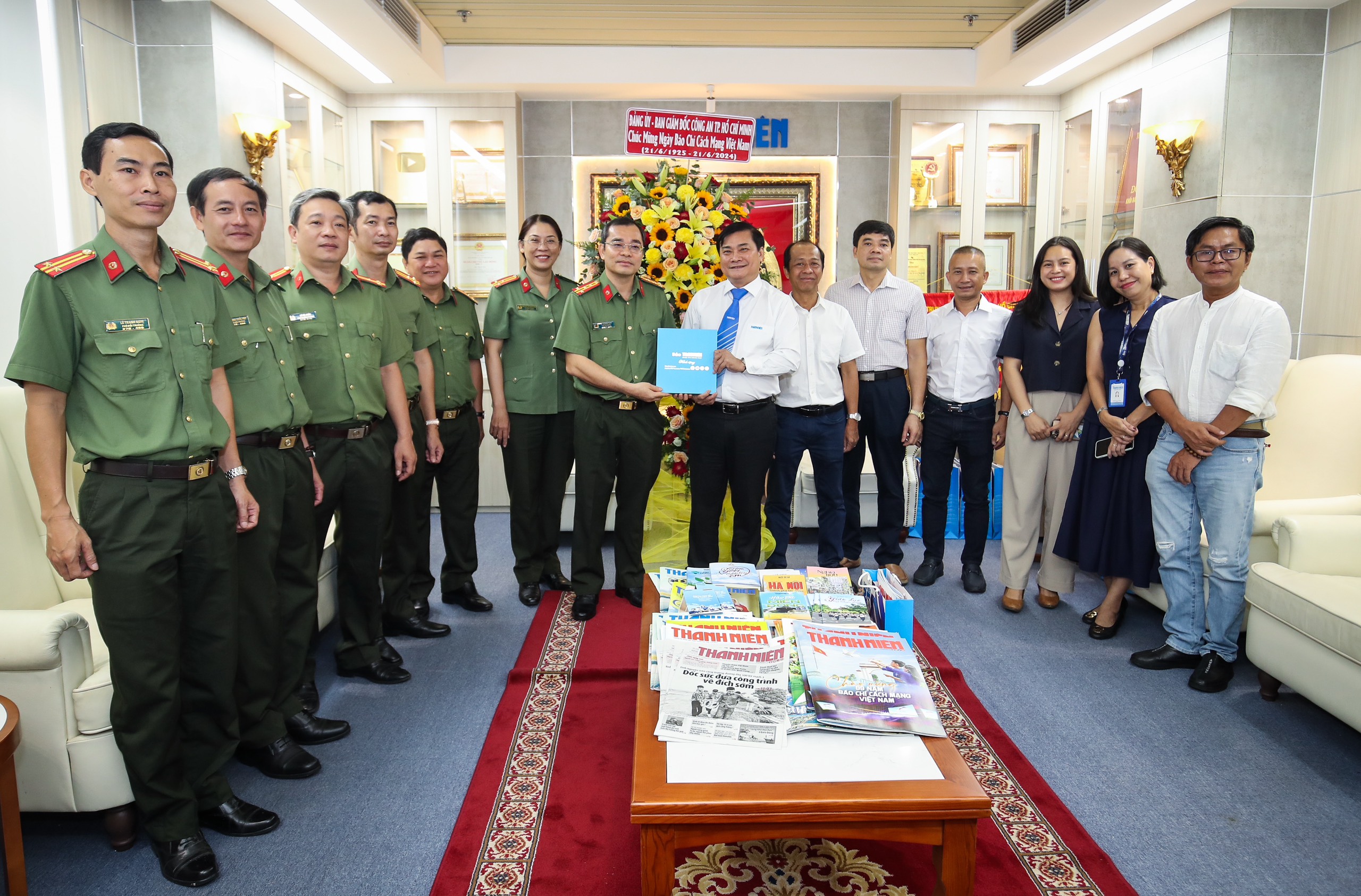 Báo Thanh Niên tích cực tuyên truyền về lực lượng công an- Ảnh 2. Báo Thanh Niên tích cực tuyên truyền về lực lượng công an- Ảnh 2.