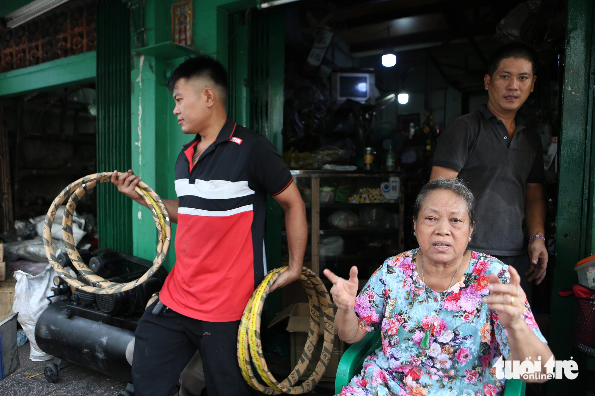 Người dân gấp rút bàn giao mặt bằng, mong chờ tuyến metro số 2 khởi công- Ảnh 3. Gia đình của cô Phạm Thị Phương Nga (64 tuổi) di dời thiết bị phụ tùng của tiệm sửa xe đến nơi ở mới