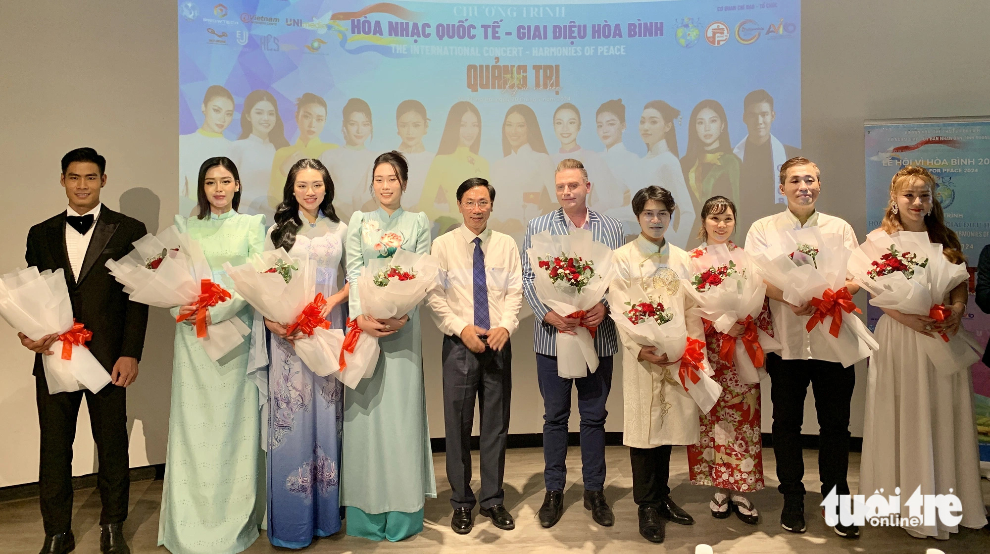 Các nghệ sĩ tham gia chương trình - Ảnh: HOÀI PHƯƠNG Các nghệ sĩ tham gia chương trình - Ảnh: HOÀI PHƯƠNG